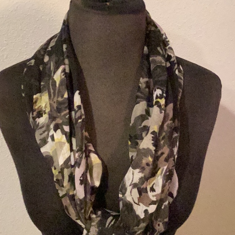 Women’s camo scarf